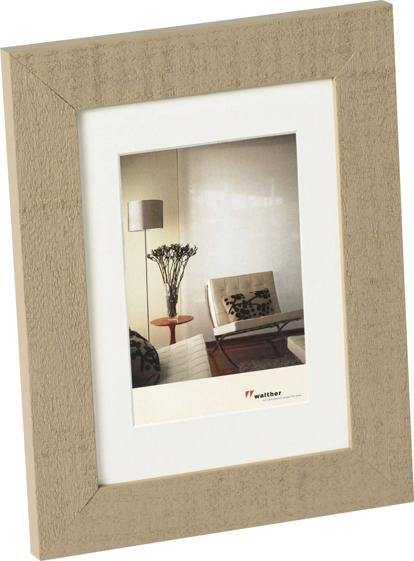 Een houten lijst bevat een afbeelding van een moderne woonkamer met een fauteuil, een bijzettafel en een staande lamp.