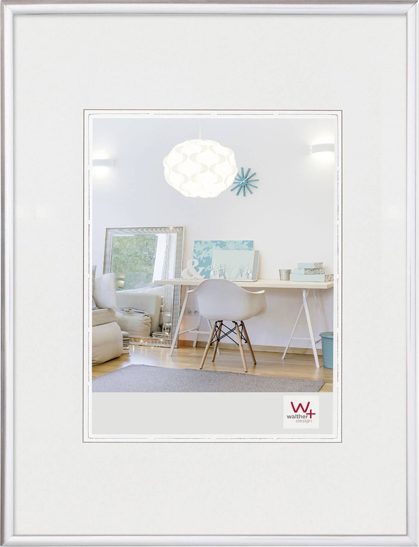 Een modern woonkamer met een wit bureau, een Eames-stoel en decoratie in turquoise. Een grote spiegel reflecteert de ruimte.