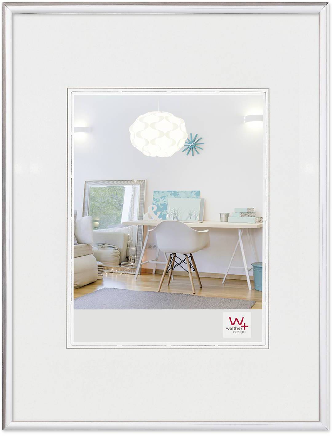 Modern ingericht woonkamer met een witte bureau, een leren fauteuil, een spiegel en blauwe decoratie aan de muur.