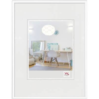 Een lichte, stijlvolle ruimte met een bureau, stoel en decoratieve verlichting. Een schilderij en spiegel bevinden zich op de achtergrond, modern design.
