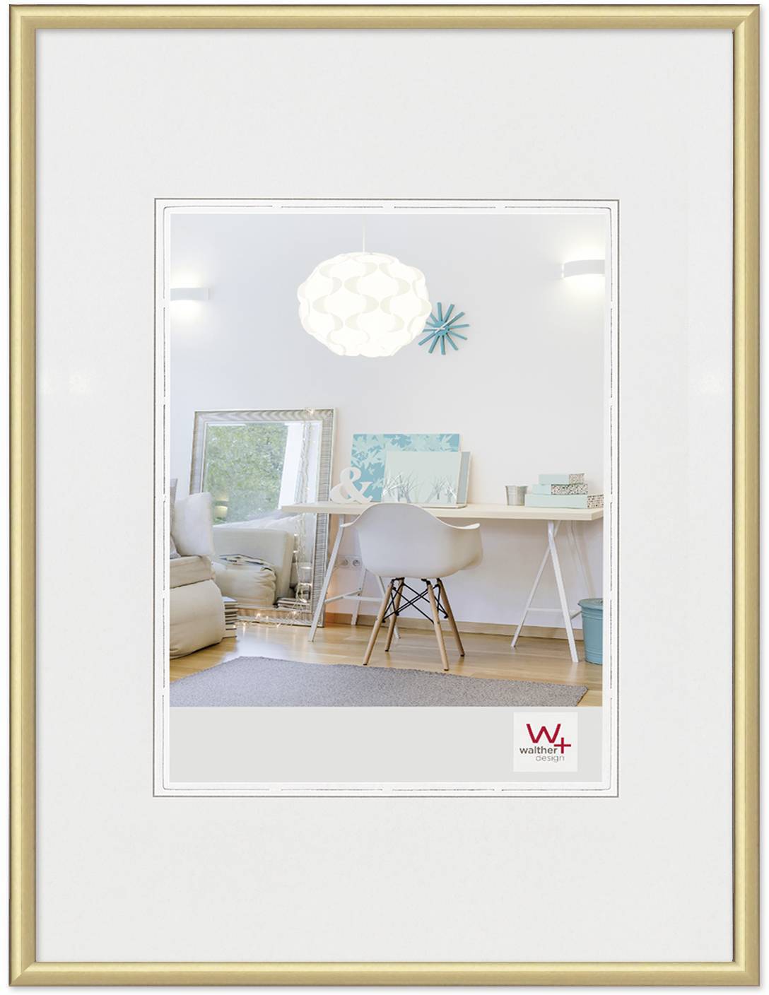 Een modern ingericht vertrek met een witte schrijftafel, een stoel en decoraties. Een hanglamp verlicht de ruimte.