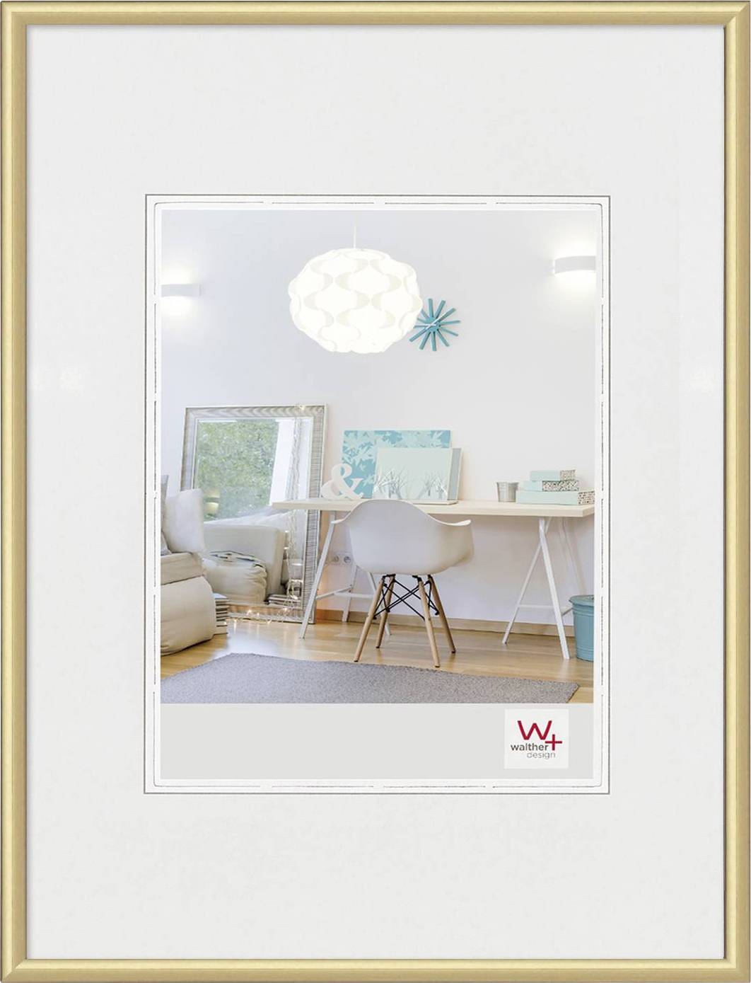 Helder werkkamer met een moderne bureau, stoel en decoratie. Wandspiegel weerspiegelt de ruimte. Sober gedecoreerd.
