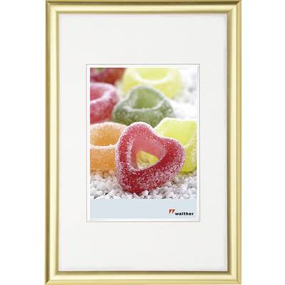 Hartvormige gummivruchten in verschillende kleuren met een suikerlaag, tentoongesteld op een bed van witte kiezels.