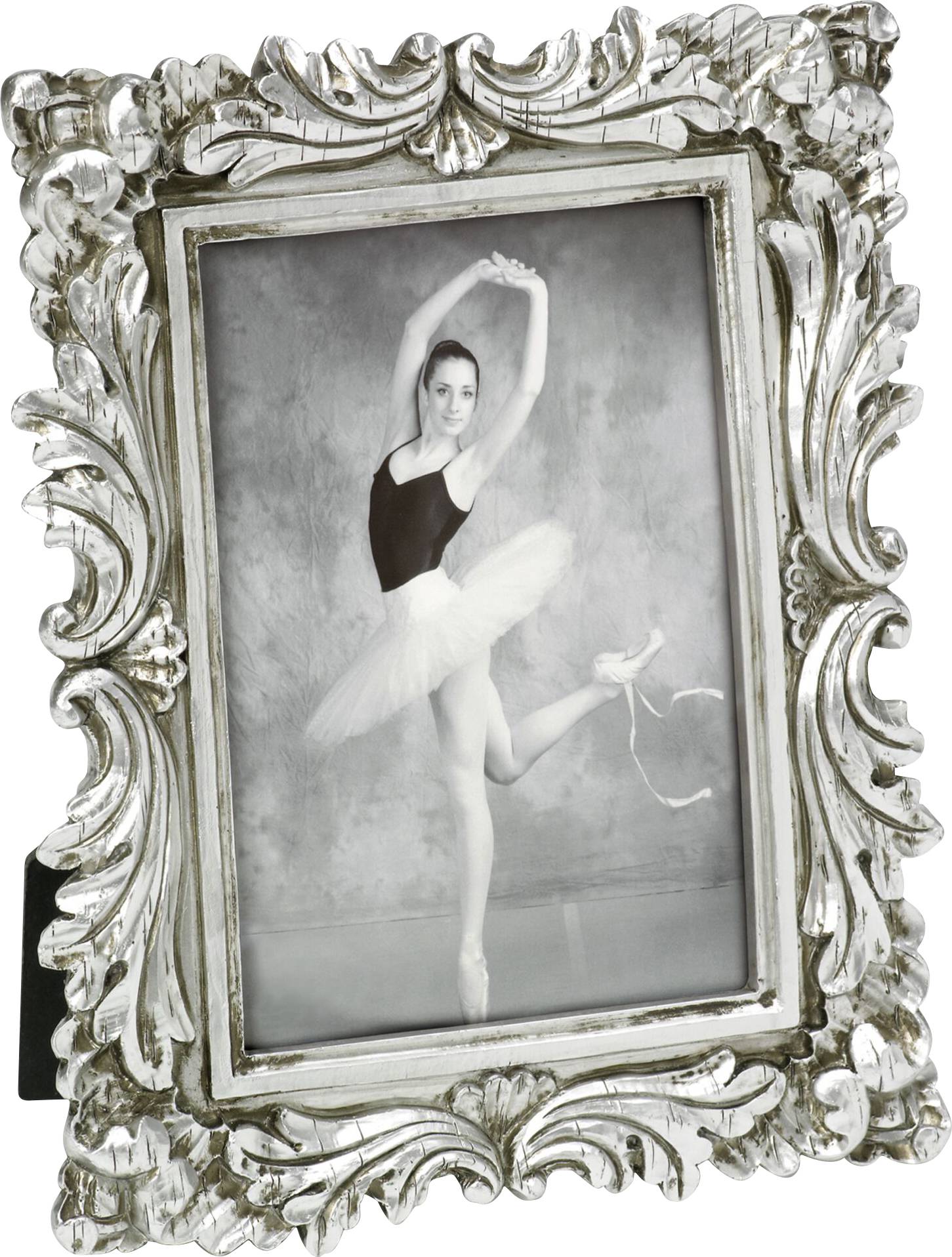 In een kunstig versierde lijst toont de zwart-witfoto een balletdanseres op spitzen en in een klassieke houding.