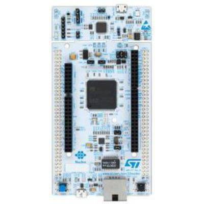 Een microcontroller-ontwikkelingsbord met verschillende aansluitingen, een grote centrale chip en een USB-interface bovenaan.