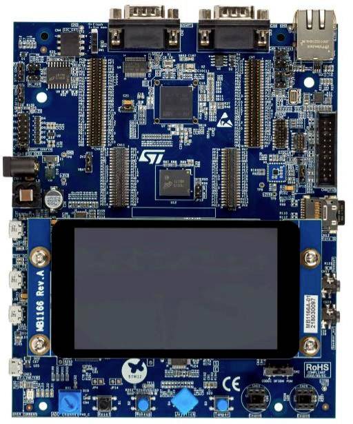 Een blauw microcontroller-ontwikkelingsbord met meerdere aansluitingen, chips en een LCD-scherm in het midden.