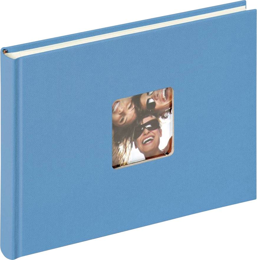 Een blauw fotoalbum met een vierkante uitsparing op de kaft toont het vrolijke gezicht van drie mensen die omhoog kijken.