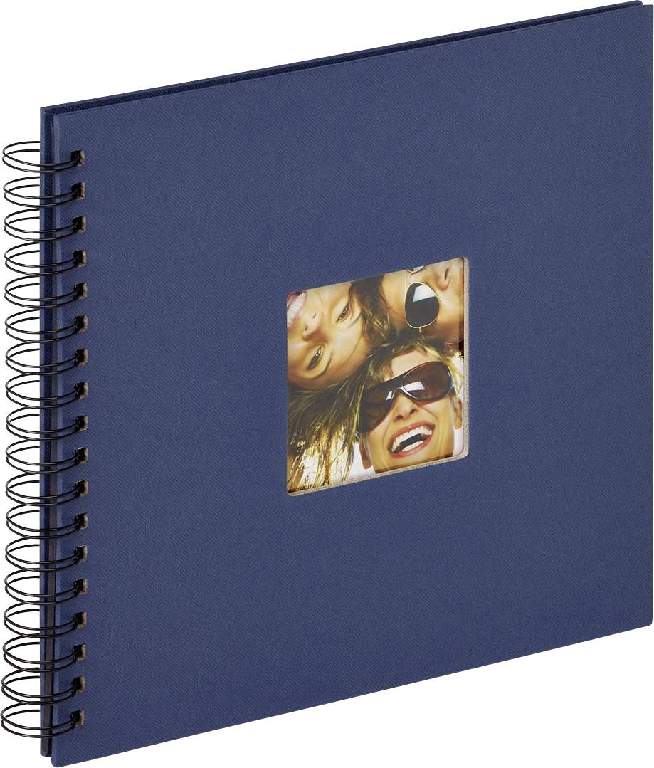 Blauw spiraalalbum met een uitsnede voor een foto in het midden, waarop drie lachende personen liggend zijn gefotografeerd.