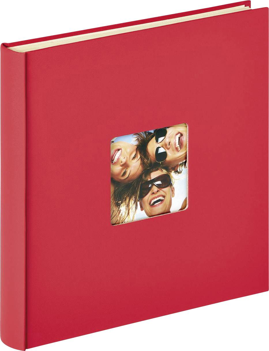 Rood fotoalbum met een vierkante uitsnede waarop een vrolijke groepsfoto staat van drie lachende personen met zonnebrillen.