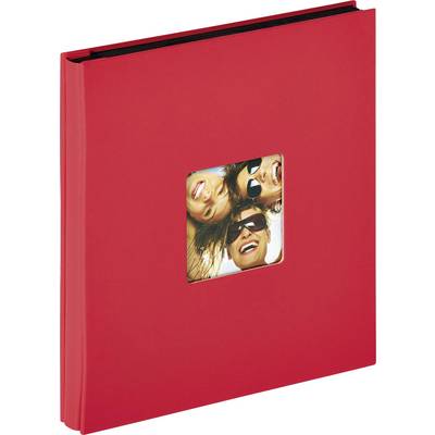 Rood fotoalbum met een vierkant venster op de voorkant, waarop een foto te zien is van drie lachende personen met zonnebrillen.
