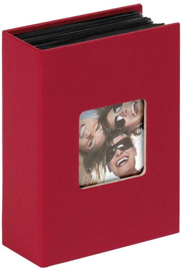 Rood fotoalbum met een vierkant venster waarop vrolijke mensen met zonnebrillen te zien zijn.