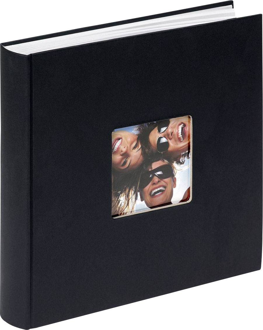 Zwart fotoalbum met een vierkante uitsparing op de omslag, toont drie lachende personen die zonnebrillen dragen.