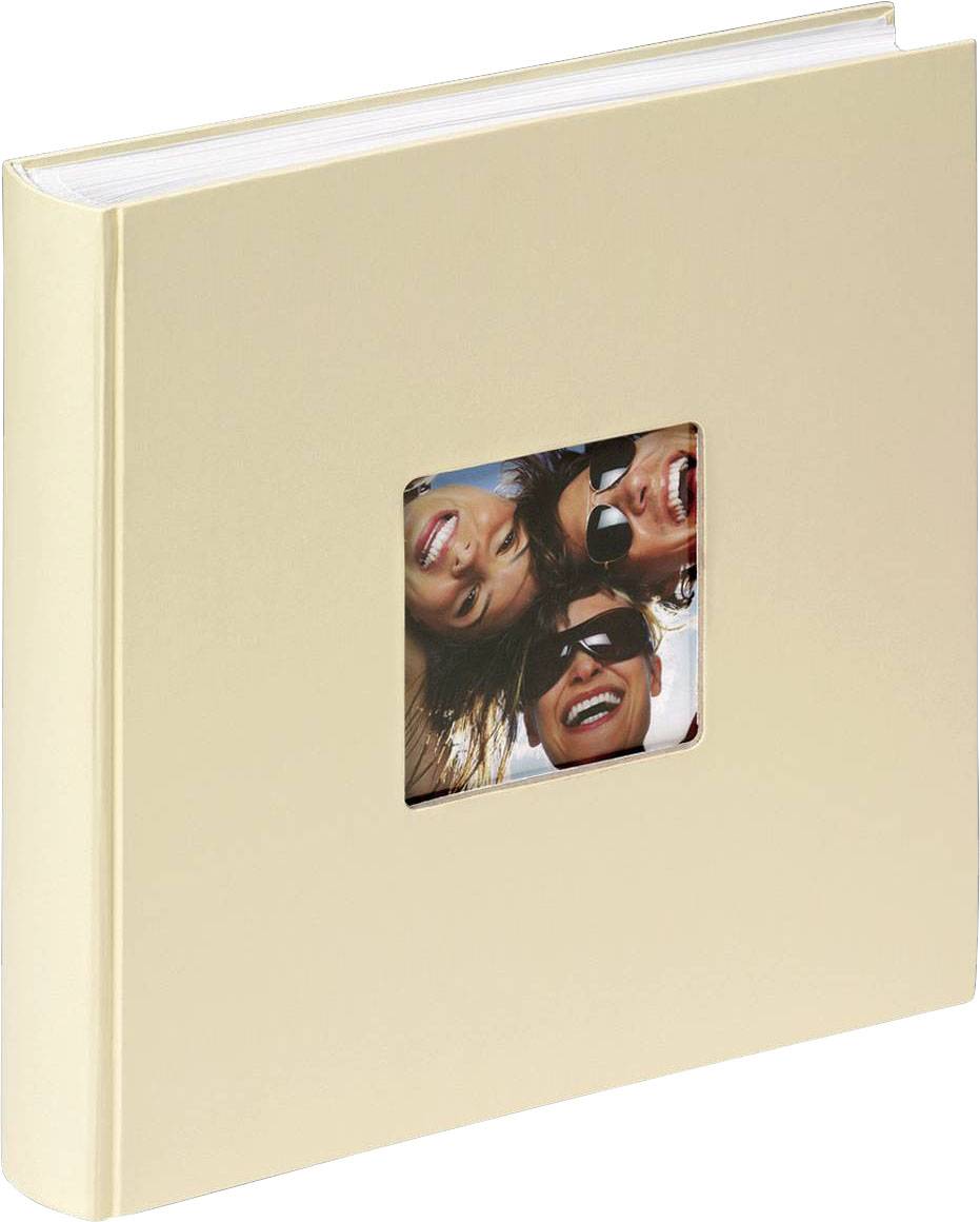Een licht fotoalbum met een vierkante foto op de voorkant, die drie lachende personen met zonnebrillen van onderen toont.