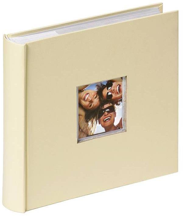 Beige fotoalbum met een klein vierkant venster op de voorkant, waarop een vrolijke foto te zien is van drie lachende mensen met zonnebrillen.