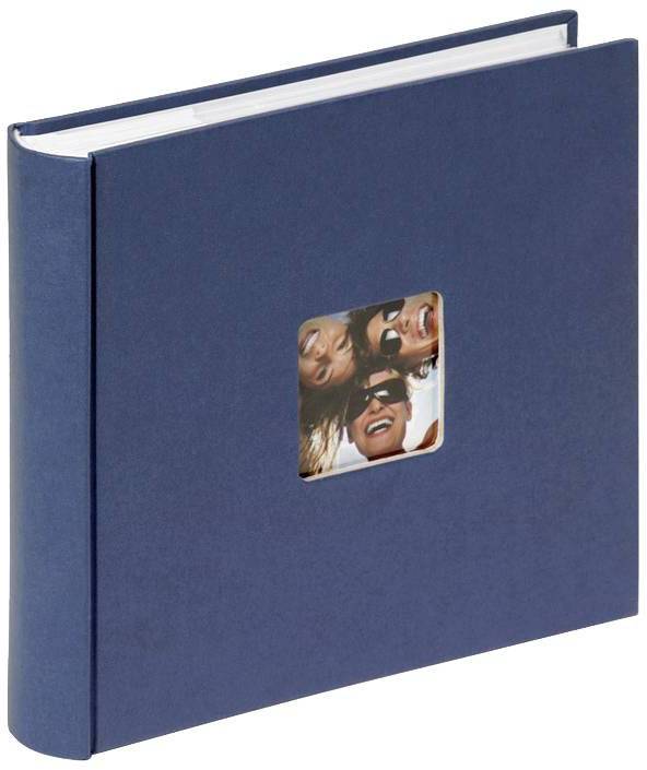 Blauw fotoalbum met vierkante uitsparing op de kaft, waarop een foto van lachende mensen staat. Ideaal voor het bewaren van herinneringen.