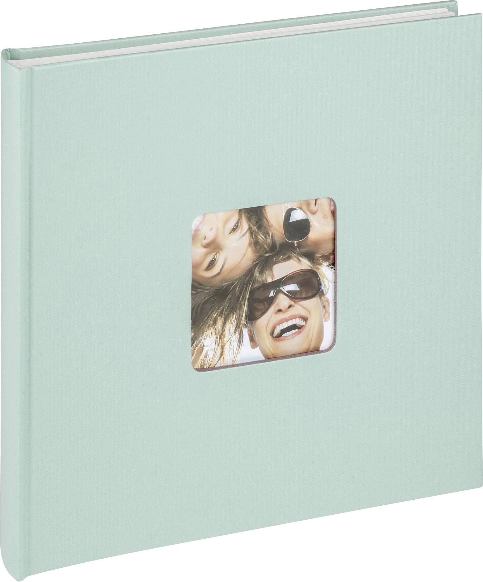 Een lichtgroen fotoalbum met een vierkant venster op de voorkant, waarachter een foto van drie lachende personen zichtbaar is.
