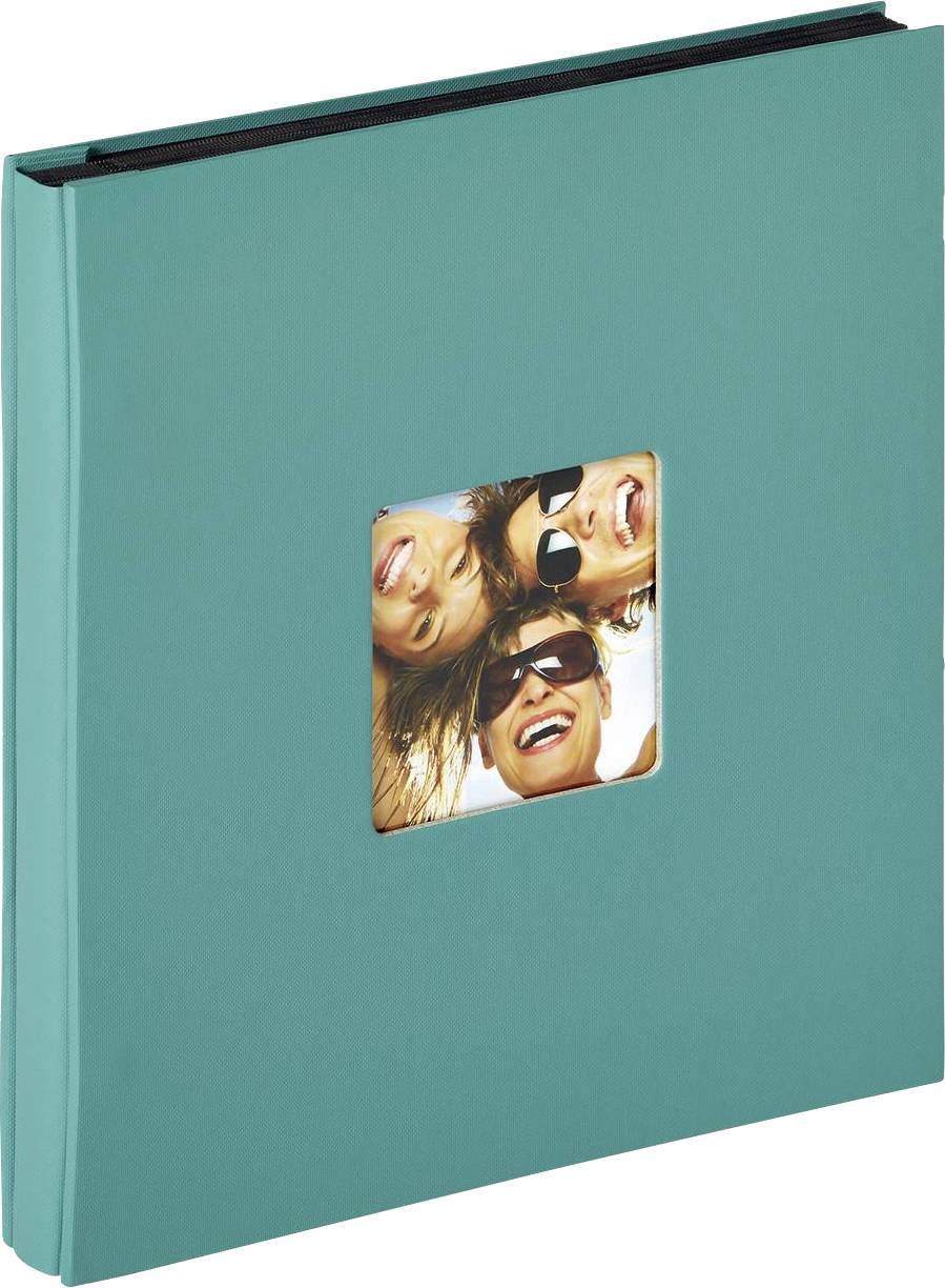 Turquoise fotoalbum met een vierkant venster in het midden. Drie lachende personen met zonnebrillen kijken in de camera.