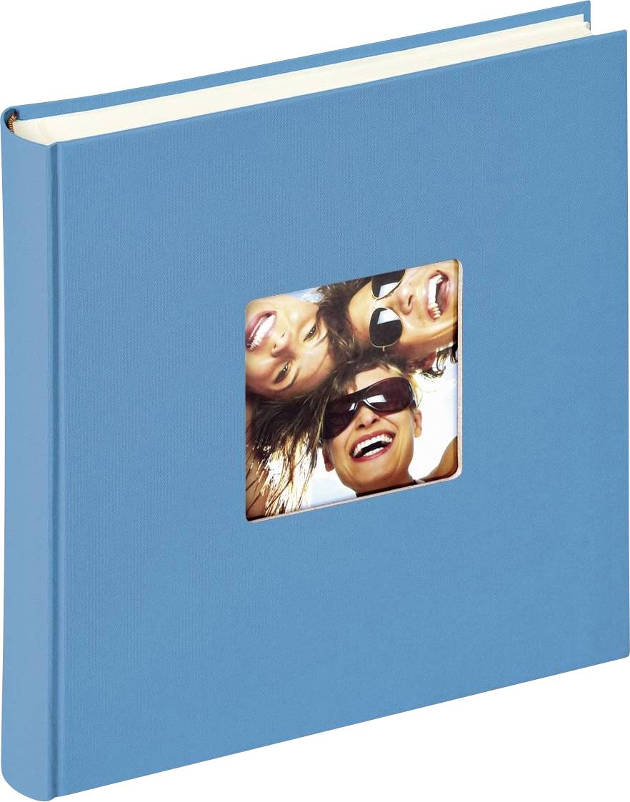 Blauw fotoalbum met een foto in het voorvenster. De afbeelding toont drie lachende personen met zonnebrillen.