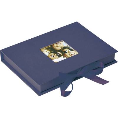 Een gesloten, donkerblauw fotoalbum met een afbeelding van lachende mensen op de voorkant en een strik als sluiting.