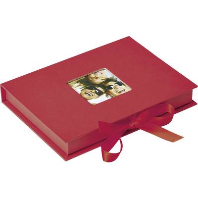 Rood fotoalbum met strik en een uitsnede op de voorkant. Drie personen glimlachen en dragen zonnebrillen op de foto.