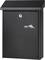Zwarte brievenbus van metaal met slot en merklabel. Ophangvoorziening voor buitengebruik.