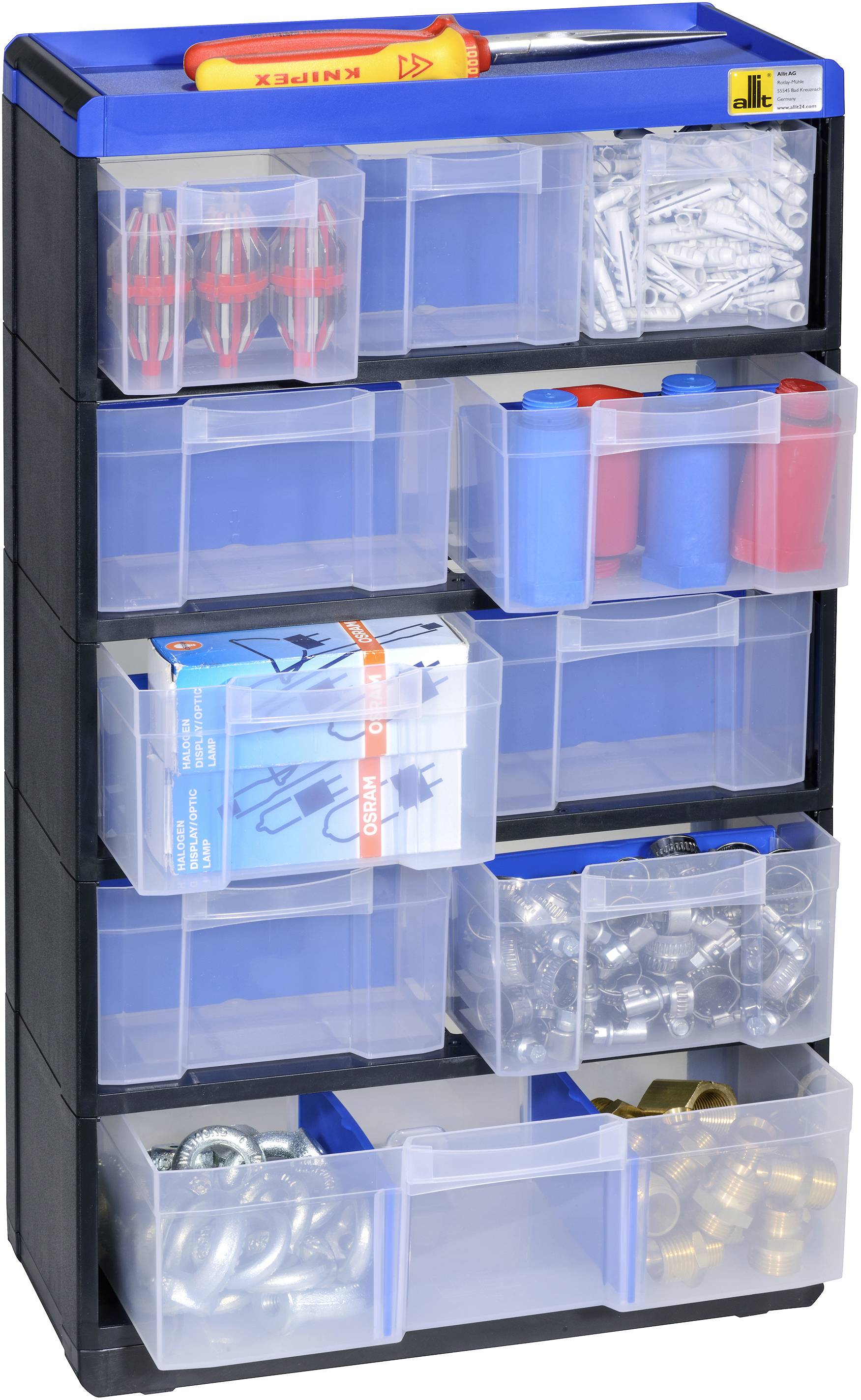 Een zwarte en blauwe gereedschapskast met transparante laden, gevuld met sleutels, schroeven en andere kleine onderdelen. Bovenop ligt een schroevendraaier.