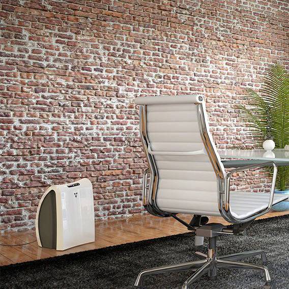 Een moderne, lege kantoorruimte met een bakstenen muur, een witte bureaustoel, glazen tafel en planten; een luchtige en stijlvolle werkplek.