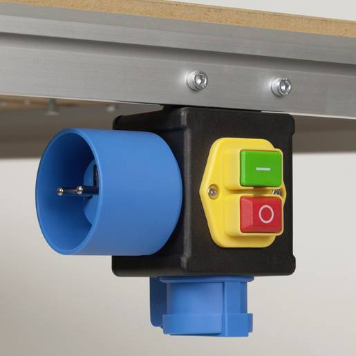 Een zwarte stopcontact met een blauwe aansluiting en drie schakelaars: groen (Aan), rood (Uit), en geel. Bevestigd onder een tafel.