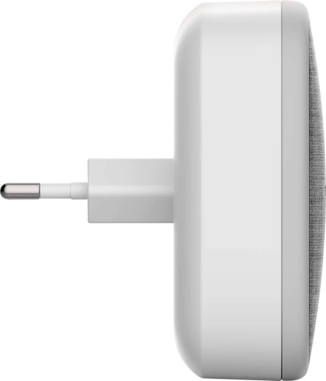 Zijaanzicht van een witte slimme luidspreker die is aangesloten op een stopcontact.