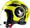 Gele motorhelm met zwart patroon, geïntegreerd vizier, ventilatieopening en kinriem.