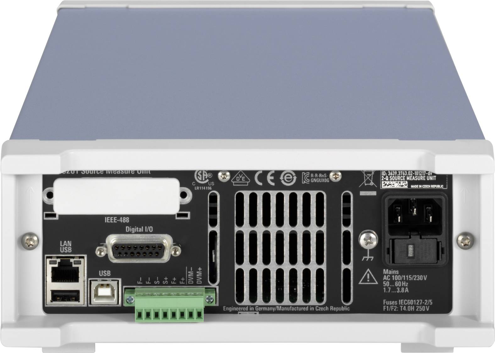 Achterkant van een elektronisch meetapparaat met verschillende aansluitingen, waaronder LAN, USB, Digitale I/O en stroomaansluiting.