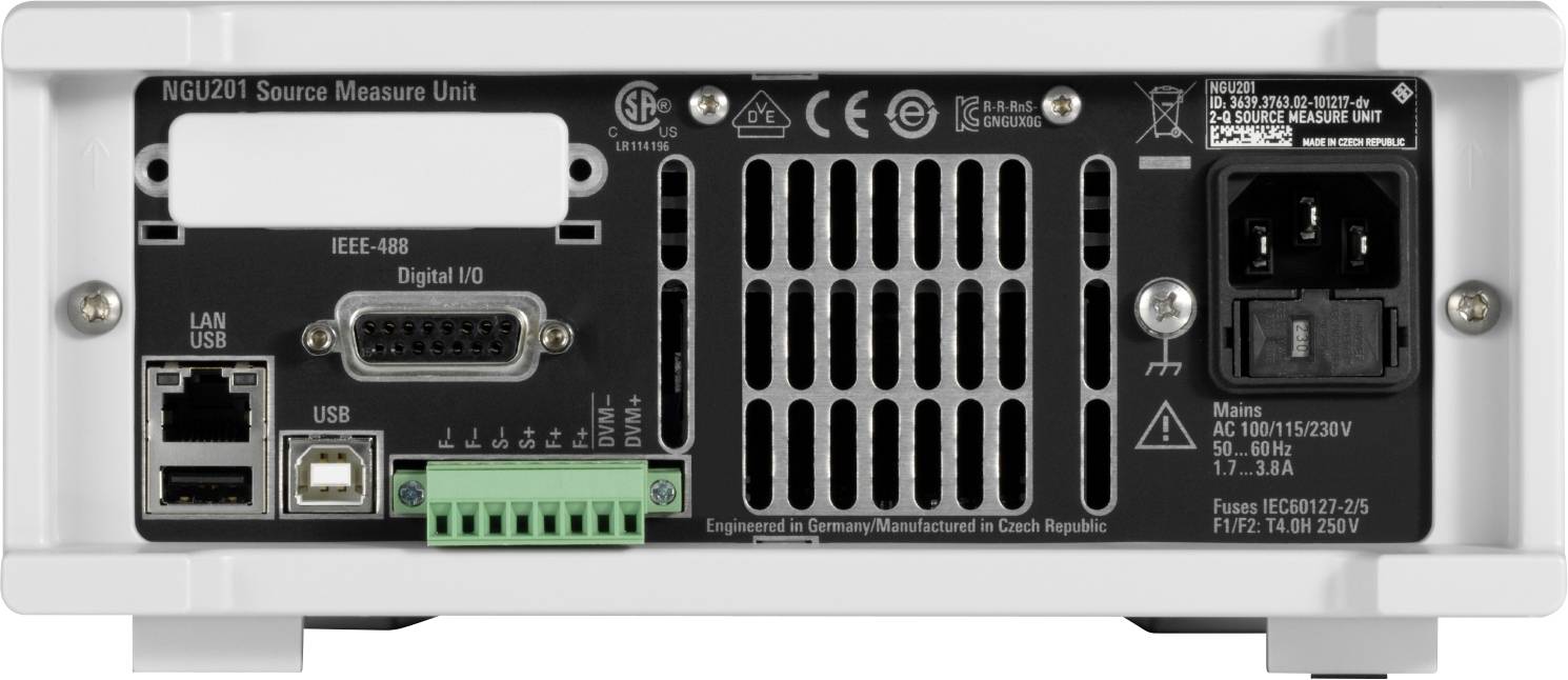 Achterkant van een apparaat met verschillende aansluitingen, waaronder Ethernet, USB, IEEE-488 en stroomaansluiting; merkenlogo's zichtbaar.