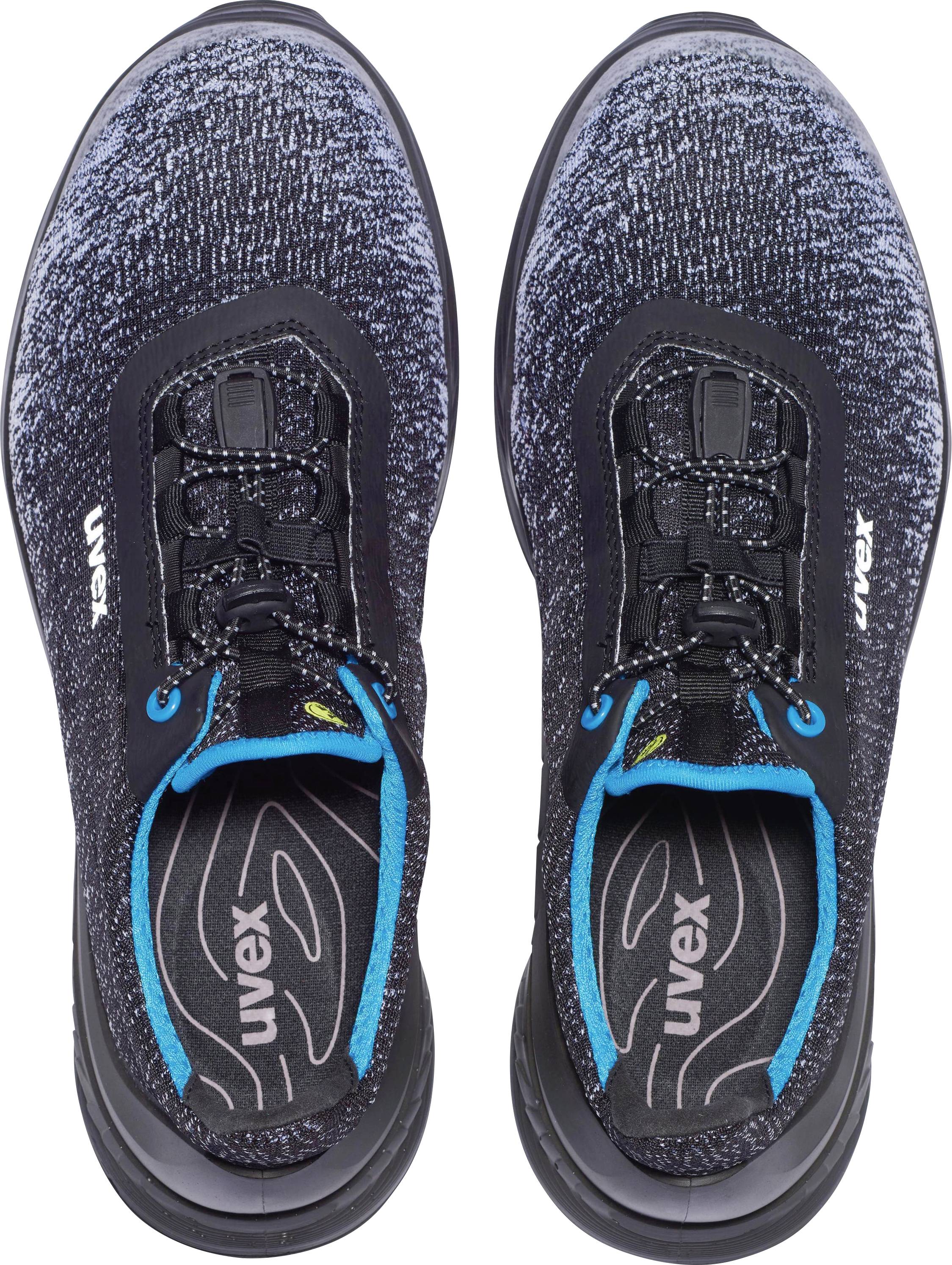 Een paar zwarte sportschoenen met blauwe accenten en merklogo op de tong en binnenzool, bovenaanzicht.