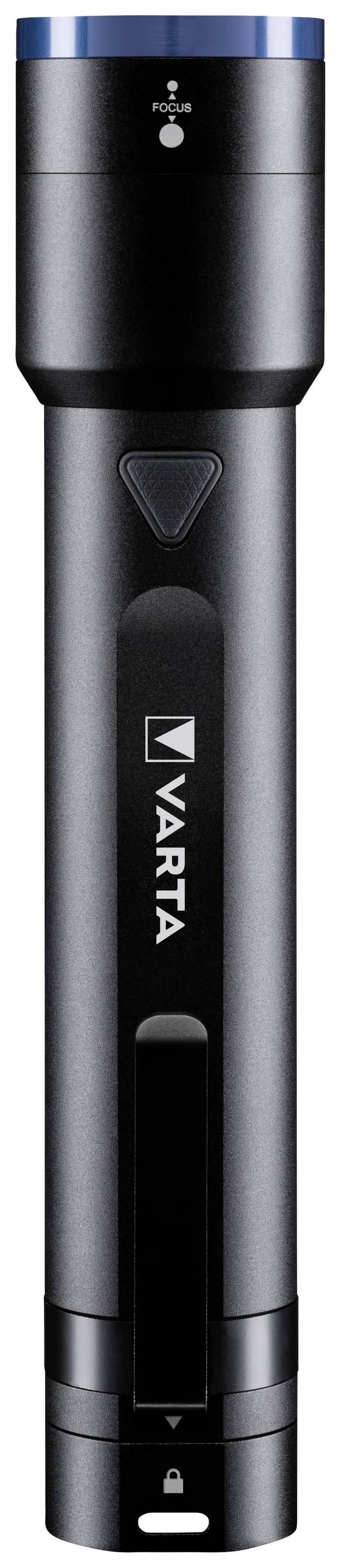 Zaklamp van Varta met zwarte behuizing en blauwe bovenkant. Schakelaar en merknaam 'Varta' zichtbaar aan de voorkant.