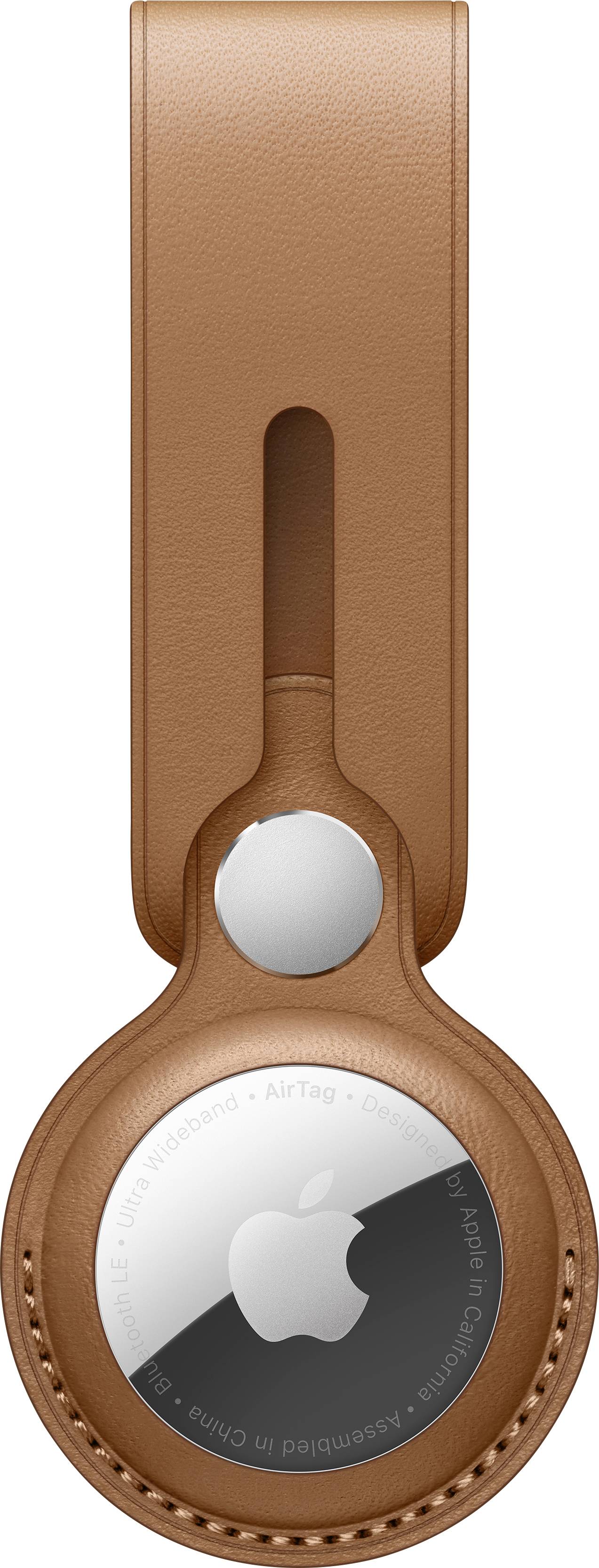 Bruine leren sleutelhanger die een ronde, zilveren tracker vasthoudt.