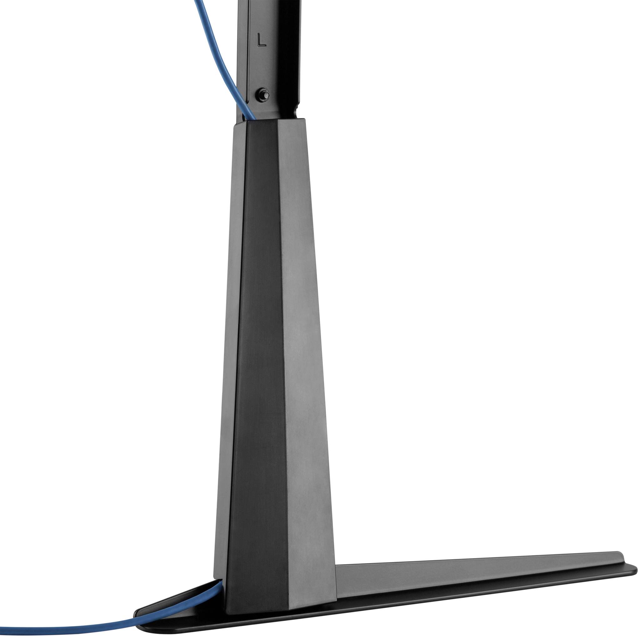 Een zwarte tv-standaard met een L-vormige voet en een blauw kabel dat langs de achterkant loopt.