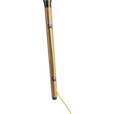 Een houten stok met een geel kabel die langs de lengte ervan is bevestigd, toont een methode voor kabelbeheer of -geleiding.