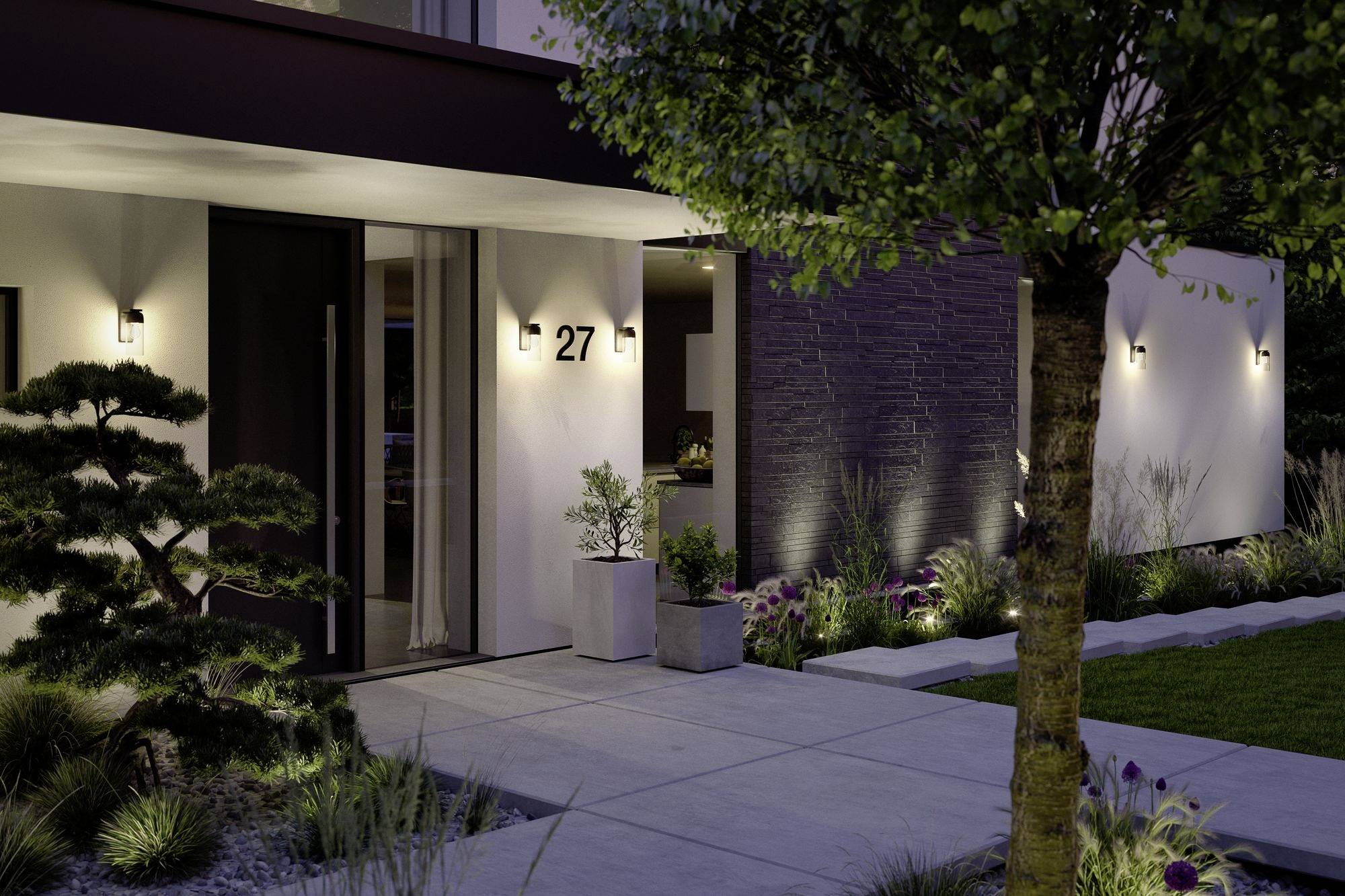 Moderne huisgevel bij schemering met verlicht huisnummer 27, een verzorgde voortuin en minimalistisch design.