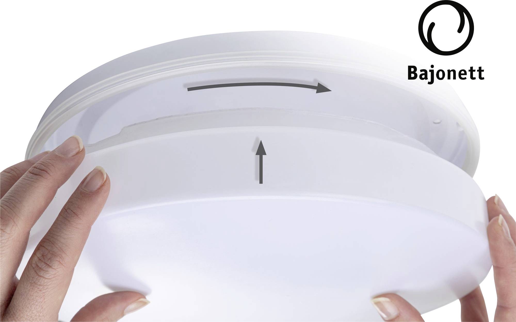Een hand opent een ronde plafondlamp met bajonetaansluiting. Pijlen geven de draairichting aan om de afdekking te verwijderen.