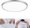 Boven: Ronde plafondlamp. Linksonder: Handen monteren de lamp. Rechtsonder: Handen bevestigen de lamp aan het plafond.