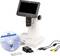 Digitale microscoop met scherm, naast software-cd, netstekker en kabel. Belangrijkste kenmerken: vergroting en digitale weergave.