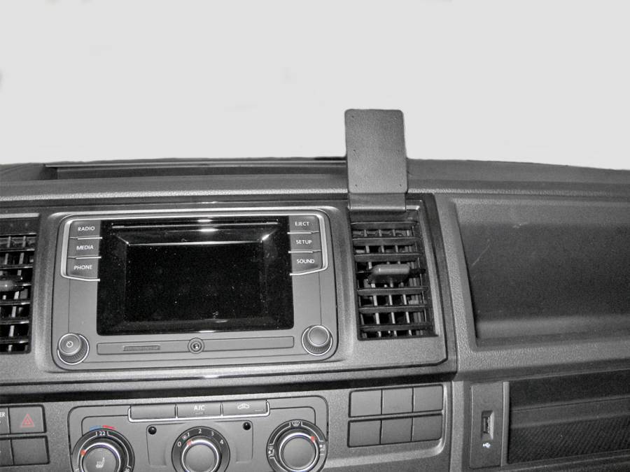 Dashboard van een voertuig met ingebouwde scherm en bedieningsknoppen, ventilatiesleuven en een smartphonehouder aan de rechterkant.