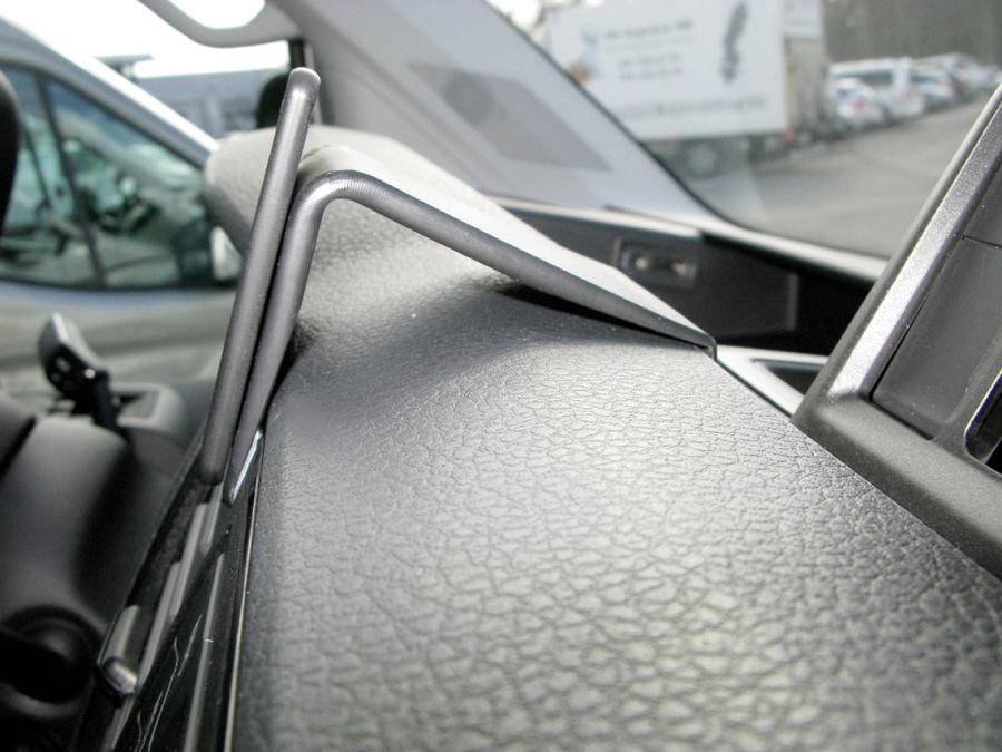Een ingeklapt tablet op het dashboard van een auto dat kan worden gebruikt voor navigatie of entertainment.