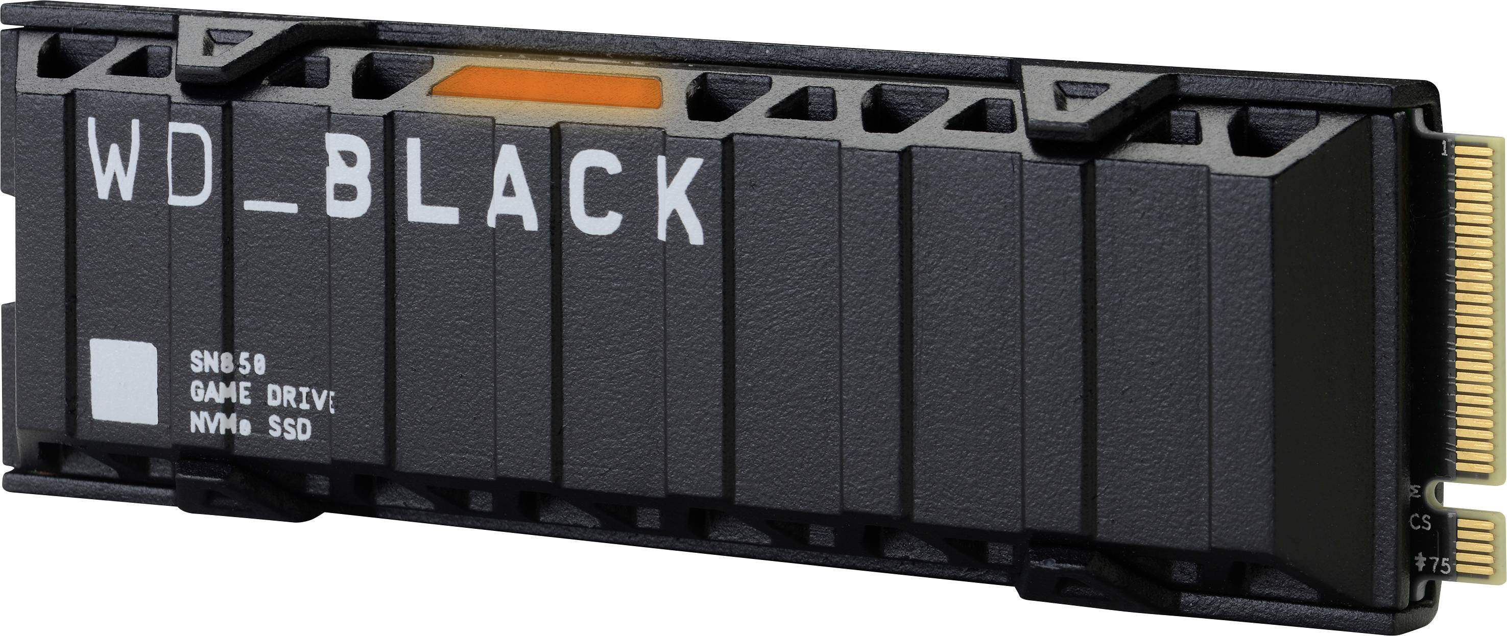 Een zwarte NVMe-SSD met het opschrift 'WD_BLACK', geschikt voor gaming, voorzien van een koellichaam voor koeling en gouden contacten.