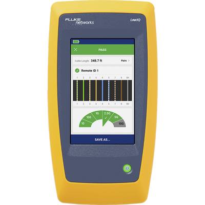 Een handapparaat toont kabeltest-resultaten, waaronder 'PASS', een kabellengte van 348,7 voet en Remote-ID 1. Display bevat diagrammen.