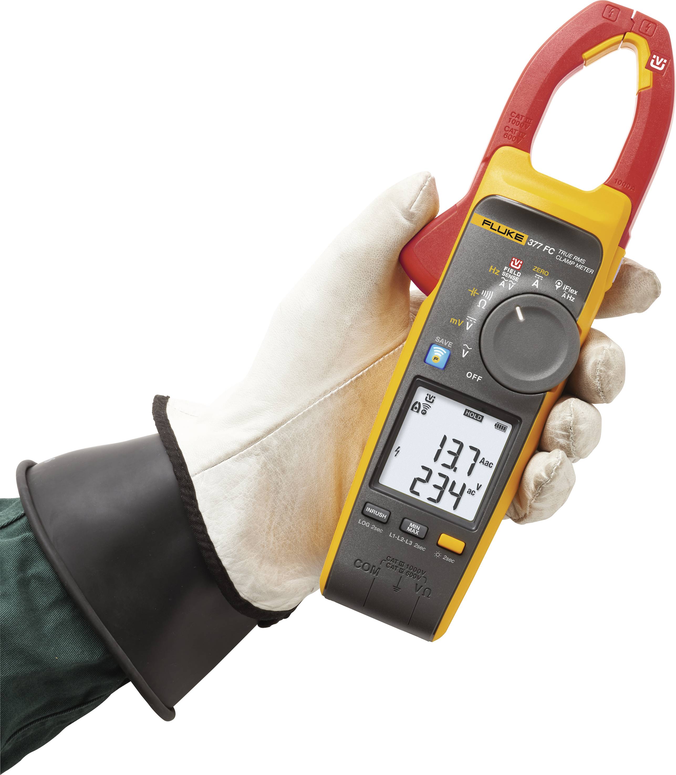 Een multimeter wordt vastgehouden door een gehandschoende hand. Het display toont spanningswaarden.