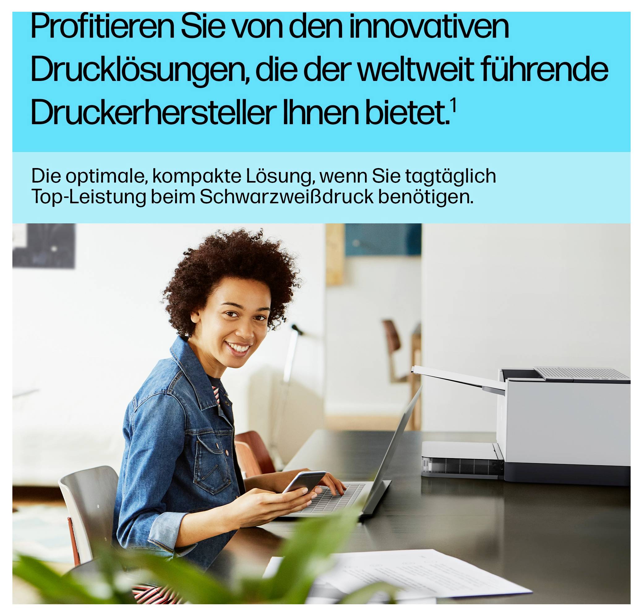 Een advertentievrouw glimlacht aan een bureau met een laptop en printer; Duitse advertentie zegt innovatieve printoplossingen voor dagelijks krachtig zwart-wit printen.