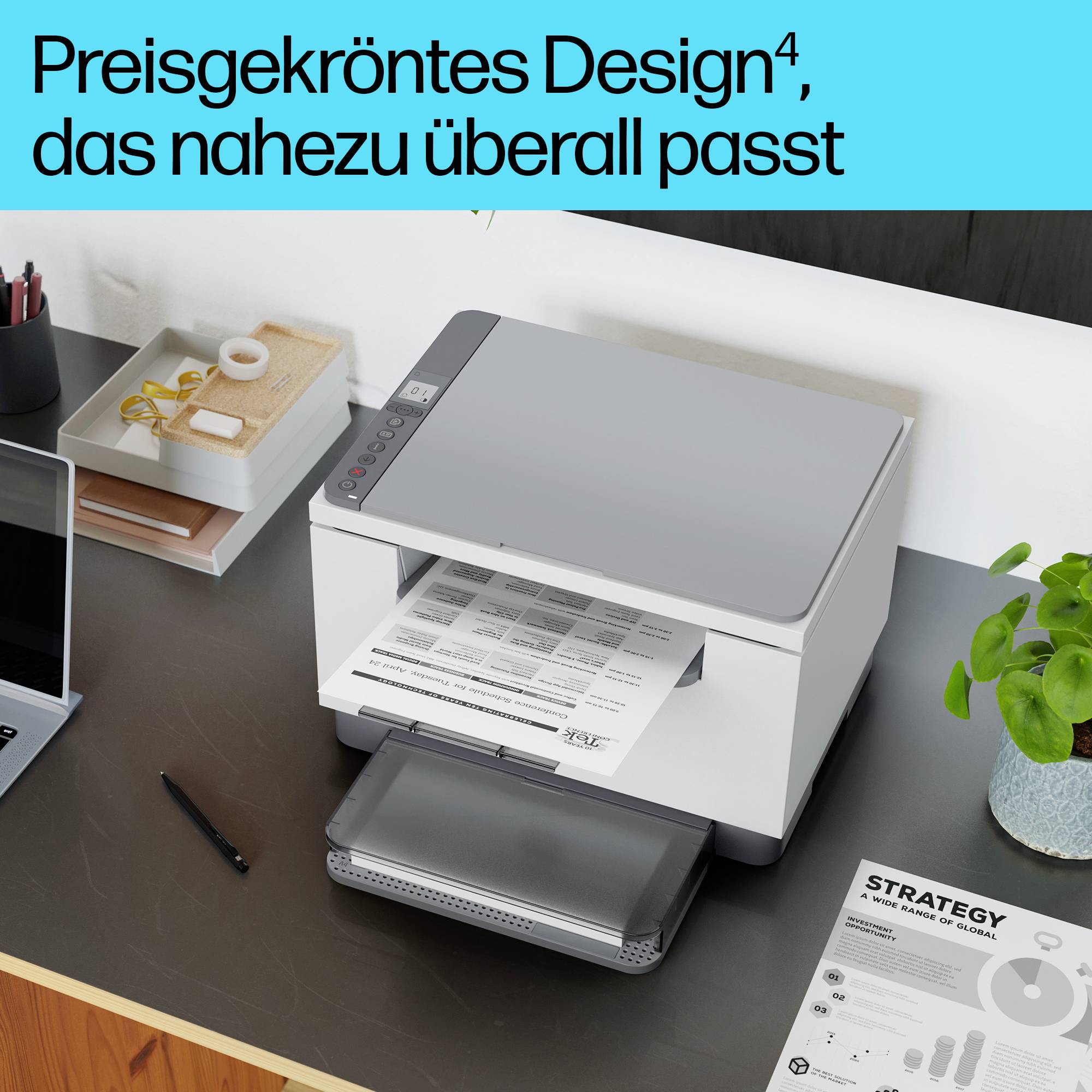 Een printer op een bureau drukt een document af. Tekst bovenaan: 'Bekroond ontwerp dat vrijwel overal past'.
