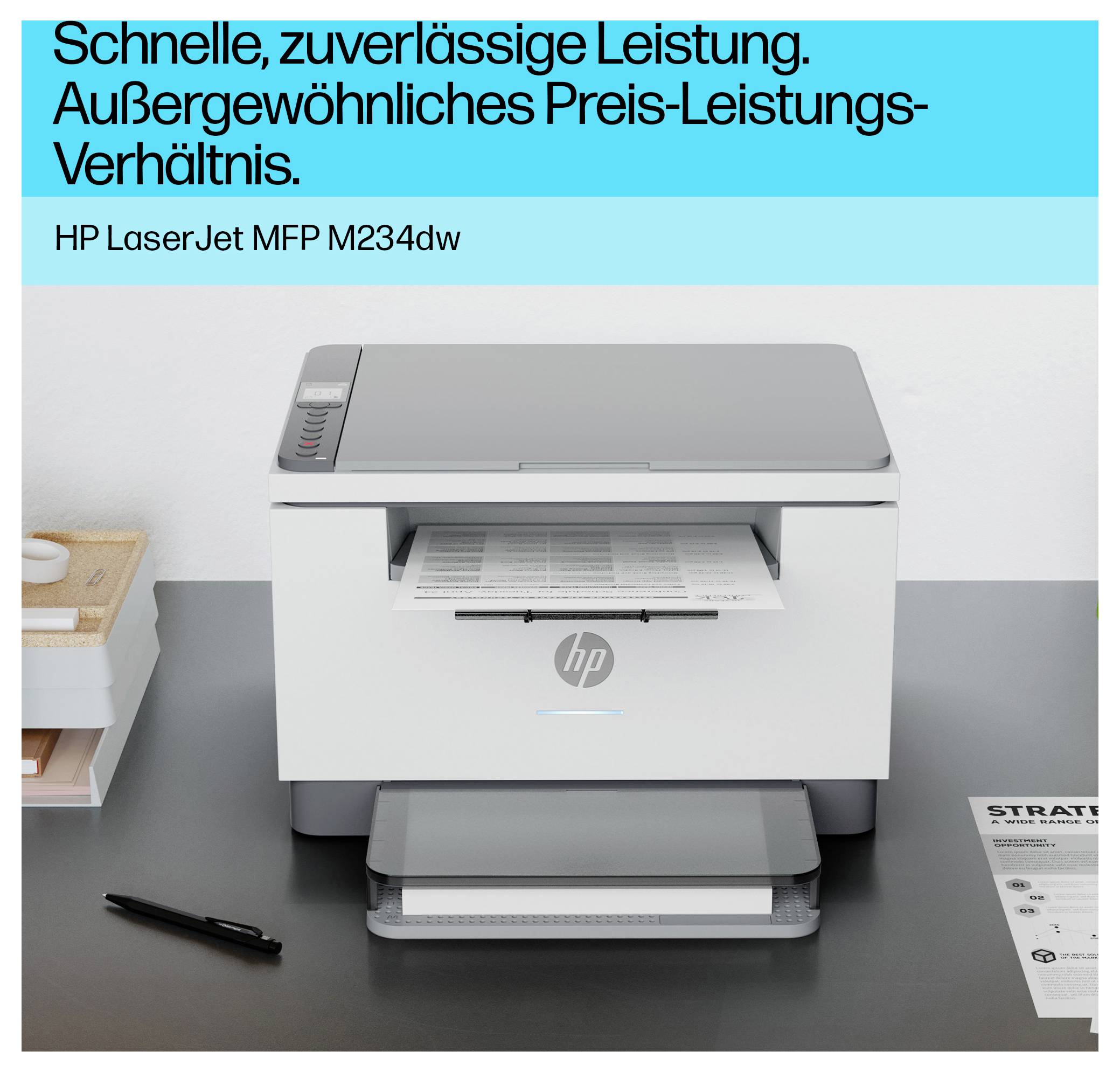 HP LaserJet MFP M234dw printer op een bureau met geladen papier; Duitse advertentietekst promoot snelle, betrouwbare prestaties en goed waarde-voor-geld.