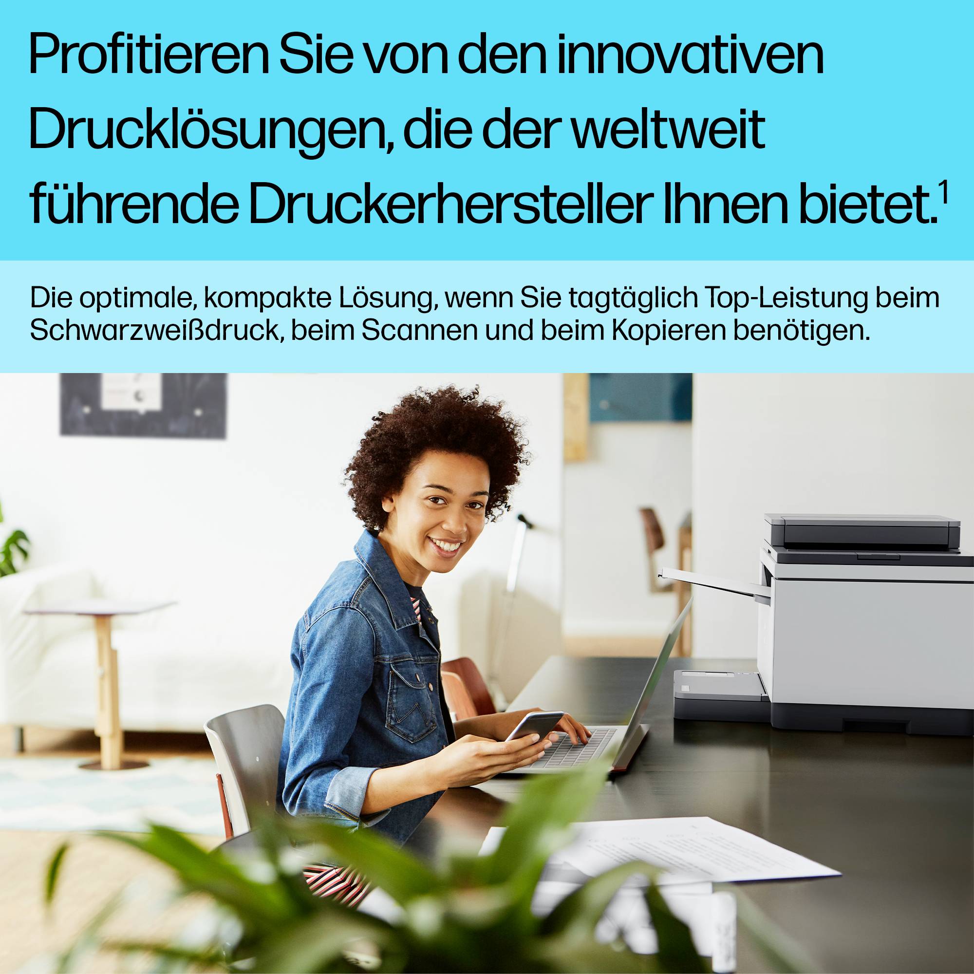 Een persoon zit glimlachend aan tafel, werkt met een printer, en benadrukt de gebruiksvriendelijkheid en efficiëntie van de printoplossingen.